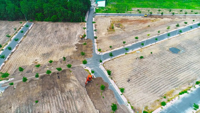 Xúc đất đổ lên đường nhựa để trả nguyên hiện trạng tại dự án Alibaba phân phối - Ảnh 1.