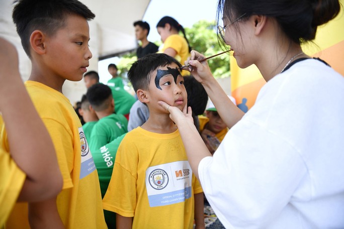 CLB Manchester City lại đến với các em nhỏ làng SOS tại Việt Nam - Ảnh 4.