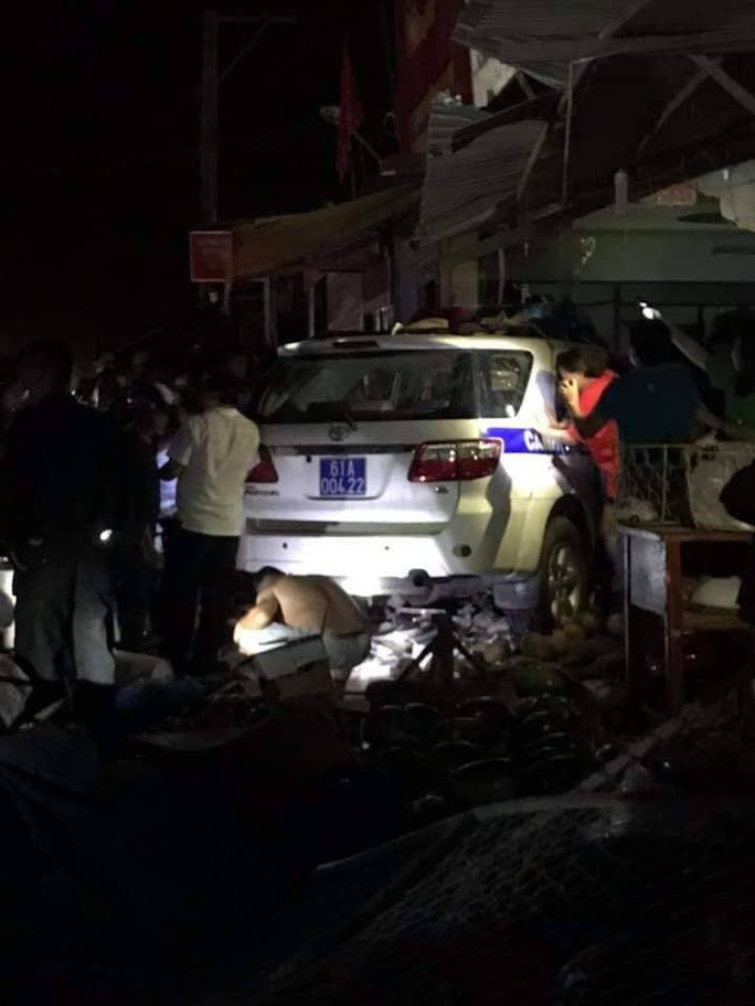 Xe CSGT tông vào tiệm vàng, 1 người dân bị thương - Ảnh 3.