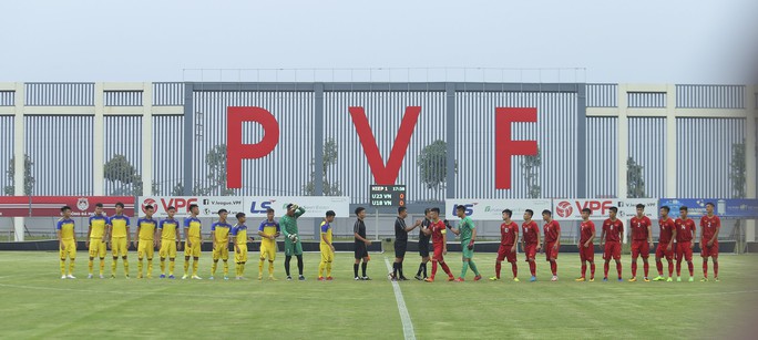 U22 Việt Nam đánh bại đàn em U18 Việt Nam, Martin Lo ghi điểm với HLV Park Hang-seo - Ảnh 1.