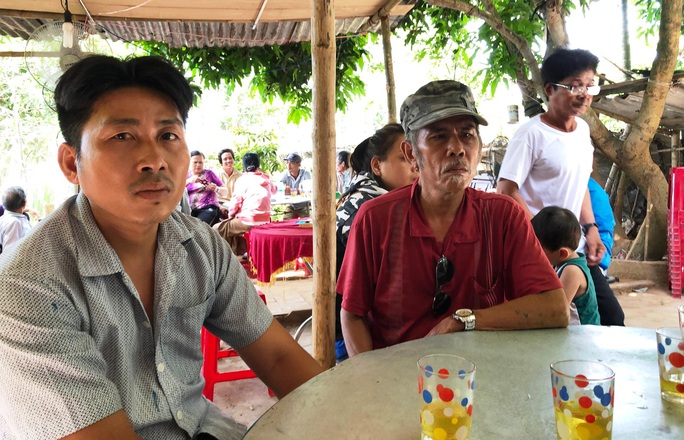 Thảm cảnh người cha chứng kiến cả gia đình thương vong trong vụ tàu hỏa tông taxi - Ảnh 1.