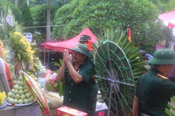 Nguyên Chủ tịch nước Trương Tấn Sang thắp hương tri ân các liệt sĩ trước ngày Giỗ trận Vị Xuyên - Ảnh 16.