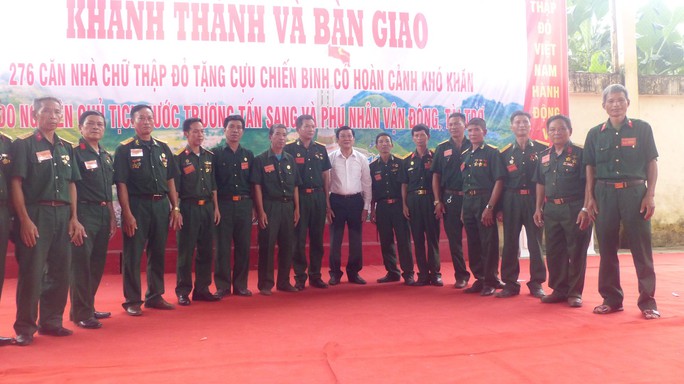 Nguyên Chủ tịch nước Trương Tấn Sang trao 276 căn nhà tặng cựu binh Vị Xuyên - Ảnh 12.