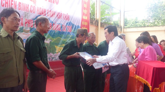 Nguyên Chủ tịch nước Trương Tấn Sang trao 276 căn nhà tặng cựu binh Vị Xuyên - Ảnh 13.