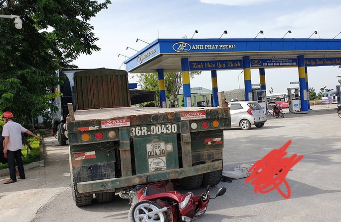Xe đầu kéo lùi không quan sát cán chết người đàn ông đứng phía sau - Ảnh 1.