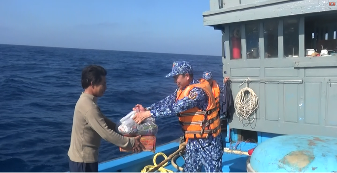 Cảnh sát biển cứu nạn, sửa giúp tàu cho ngư dân - Ảnh 4.