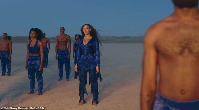 Ong chúa Beyonce được ngợi khen với thời trang sặc sỡ - Ảnh 11.