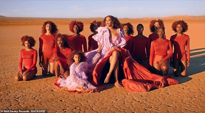Ong chúa Beyonce được ngợi khen với thời trang sặc sỡ - Ảnh 4.