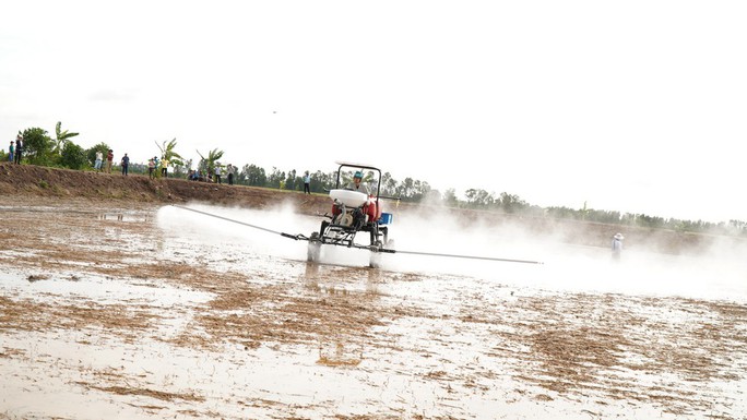 Nông dân miền Tây ngạc nhiên với thiết bị bay phun thuốc trừ sâu - Ảnh 1.