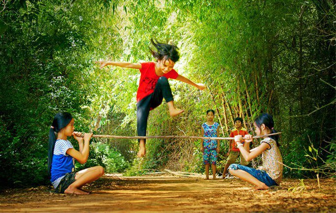 Mê gì bằng cả nhà lao xuống bắt cá đồng sau khi tát  - Ảnh 2.