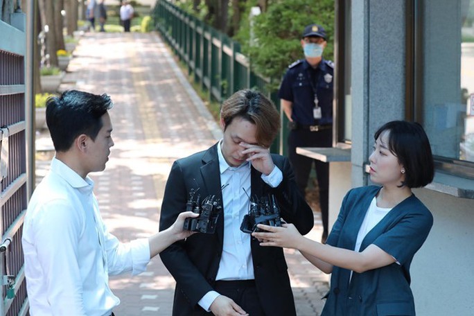 Nhận án treo, “Hoàng tử gác mái” Park Yoo Chun khóc, xin lỗi - Ảnh 2.