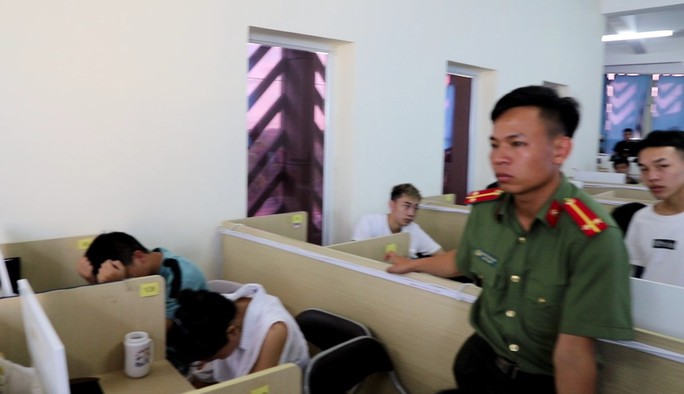 Tạm giữ 380 người Trung Quốc trong “tập đoàn” đánh bạc trên 10 ngàn tỉ đồng - Ảnh 1.