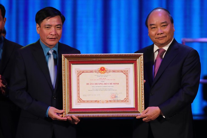Thủ tướng trao tặng Huân chương Hồ Chí Minh cho Công đoàn Việt Nam - Ảnh 1. Thủ tướng trao tặng Huân chương Hồ Chí Minh cho Công đoàn Việt Nam - Ảnh 1.