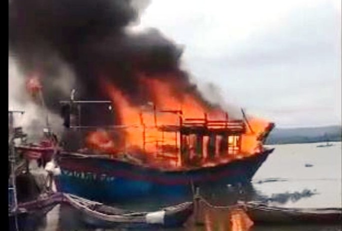 Tàu cá hơn 1 tỉ đồng bốc cháy dữ dội khi đang sửa chữa - Ảnh 1.