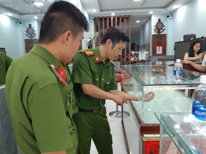 Tạm giam 3 tháng đối tượng đập tủ kính, trộm tiệm vàng  - Ảnh 2.