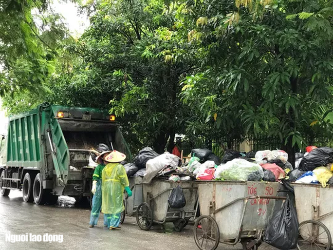 Dân lại chặn xe vào bãi rác lớn nhất Hà Nội, nội đô ngập rác - Ảnh 5.