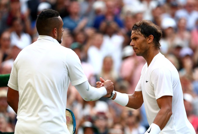 Clip Nadal bật cười vì cú giao bóng quái của Kyrgios - Ảnh 1.
