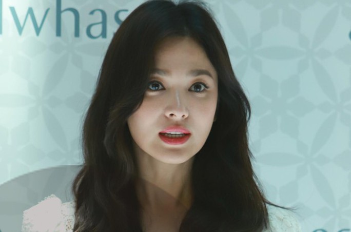 Song Hye Kyo gầy gò xuất hiện lần đầu sau ly hôn - Ảnh 4.