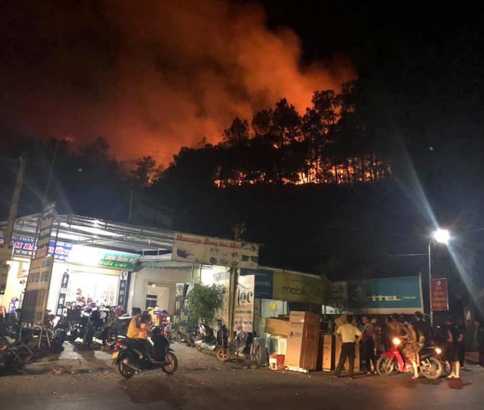 Rừng tại Hà Tĩnh cháy đỏ trời trong đêm, nhiều hộ dân phải sơ tán khẩn cấp - Ảnh 7.