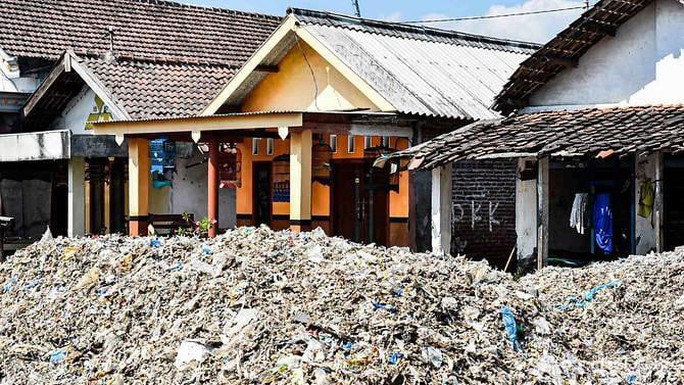 Rác thải “nuốt chửng” ngôi làng ở Indonesia - Ảnh 1.