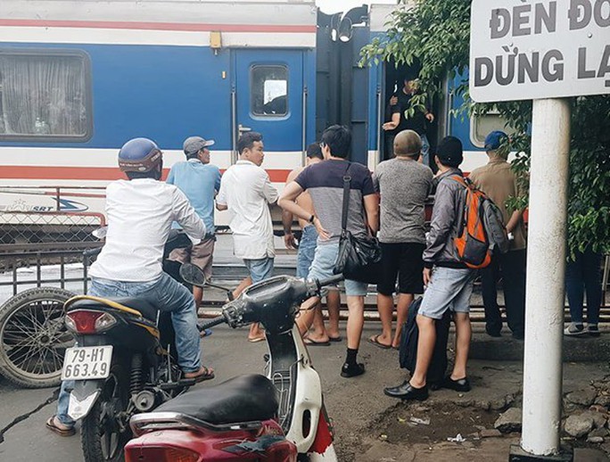 Tai nạn ngay gác chăn, ách tắc đường đi Tây Nha Trang - Ảnh 1.