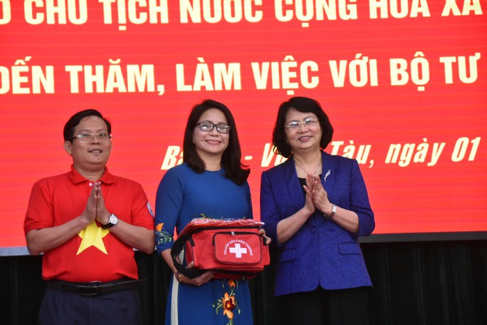 Phó Chủ tịch nước cùng Báo Người Lao Động trao 1.000 lá cờ Tổ Quốc cho ngư dân BR-VT - Ảnh 2. Phó Chủ tịch nước cùng Báo Người Lao Động trao 1.000 lá cờ Tổ Quốc cho ngư dân BR-VT - Ảnh 2.