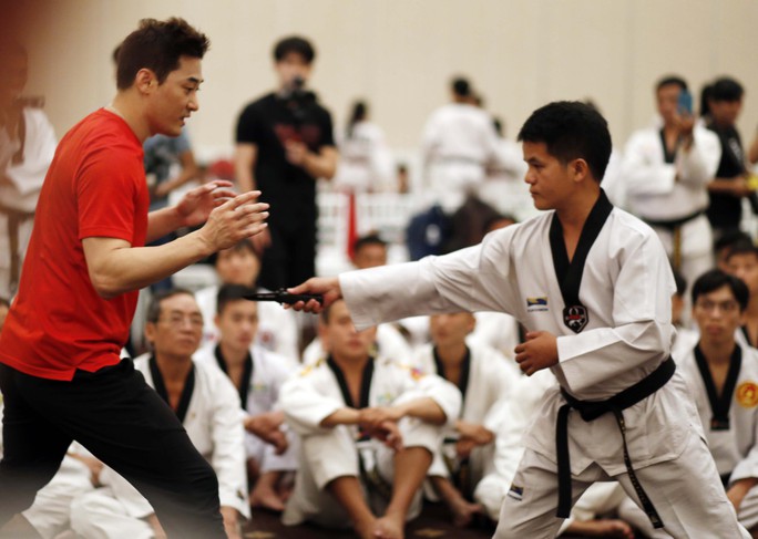 Chuyên gia tự vệ DK Yoo: Võ thuật Việt Nam là nghệ thuật cận chiến - Ảnh 2. Chuyên gia tự vệ DK Yoo: Võ thuật Việt Nam là nghệ thuật cận chiến - Ảnh 2.