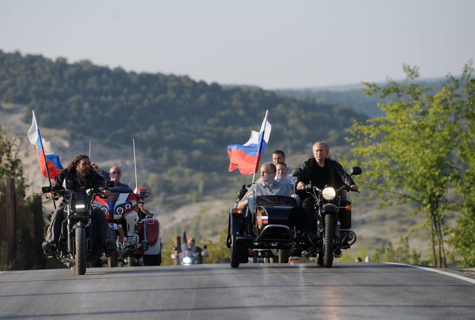 Tổng thống Putin đến buổi biểu diễn xe mô tô ở Crimea, Ukraine phản đối - Ảnh 4.