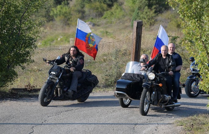 Tổng thống Putin đến buổi biểu diễn xe mô tô ở Crimea, Ukraine phản đối - Ảnh 5.