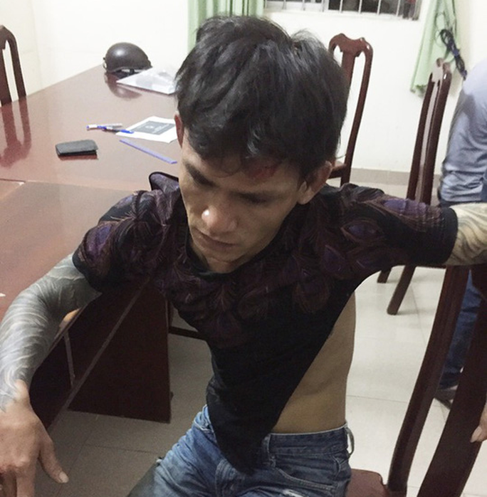 Công an viên bị nam thanh niên dùng dao đâm nhập viện - Ảnh 2. Công an viên bị nam thanh niên dùng dao đâm nhập viện - Ảnh 2.