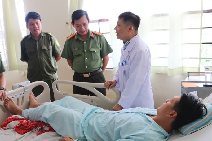 Công an viên bị nam thanh niên dùng dao đâm nhập viện - Ảnh 1. Công an viên bị nam thanh niên dùng dao đâm nhập viện - Ảnh 1.