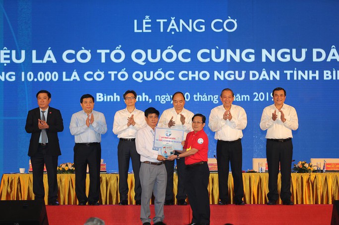 Thủ tướng cùng Báo Người Lao Động trao 10.000 lá cờ Tổ quốc cho ngư dân - Ảnh 7. Thủ tướng cùng Báo Người Lao Động trao 10.000 lá cờ Tổ quốc cho ngư dân - Ảnh 7.