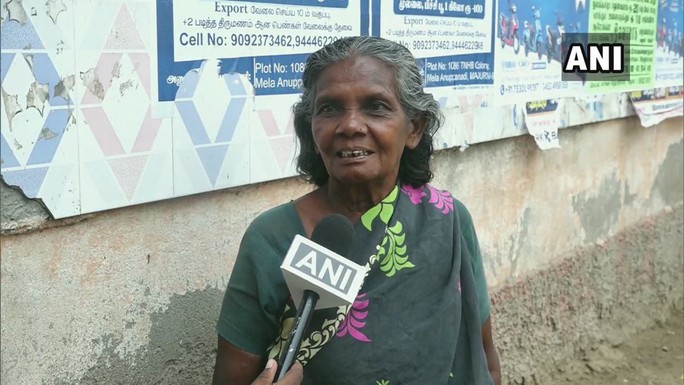 Cụ bà 65 tuổi sống trong nhà vệ sinh công cộng 19 năm - Ảnh 3.