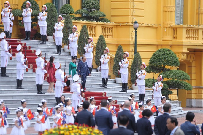 Cận cảnh Thủ tướng Nguyễn Xuân Phúc đón Thủ tướng Úc Scott Morrison - Ảnh 1.