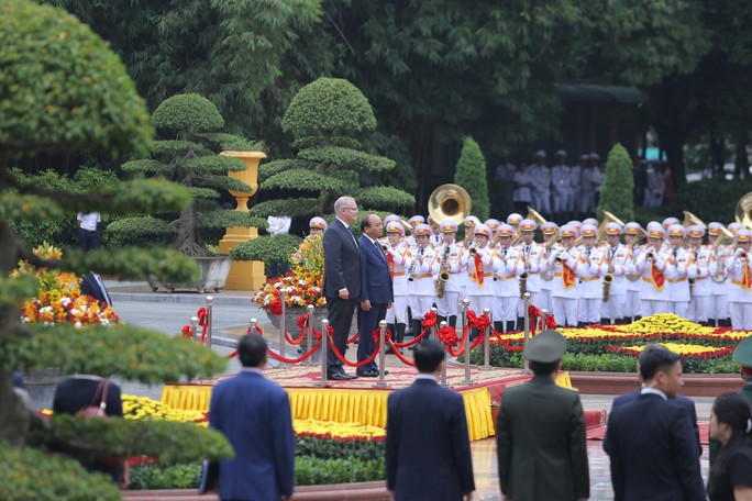 Cận cảnh Thủ tướng Nguyễn Xuân Phúc đón Thủ tướng Úc Scott Morrison - Ảnh 3.