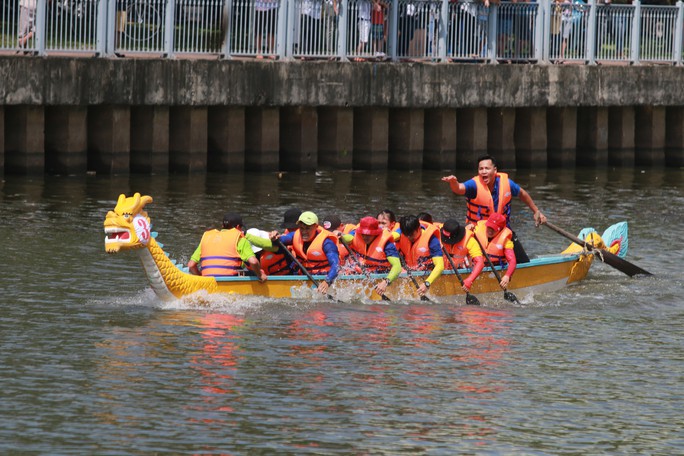 Tưng bừng đua thuyền rồng mừng Quốc khánh trên kênh Nhiêu Lộc - Ảnh 4.