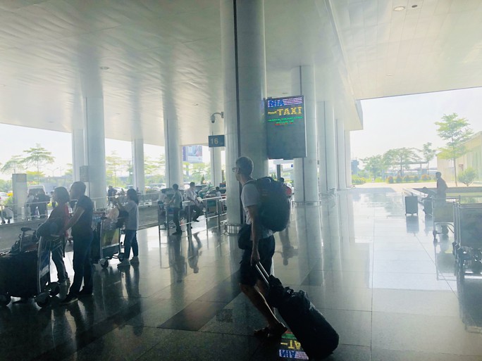 Để không tự biến mình thành gà quay cho taxi dù sân bay Nội Bài - Ảnh 10.