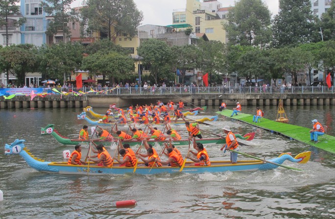 Tưng bừng đua thuyền rồng mừng Quốc khánh trên kênh Nhiêu Lộc - Ảnh 3.