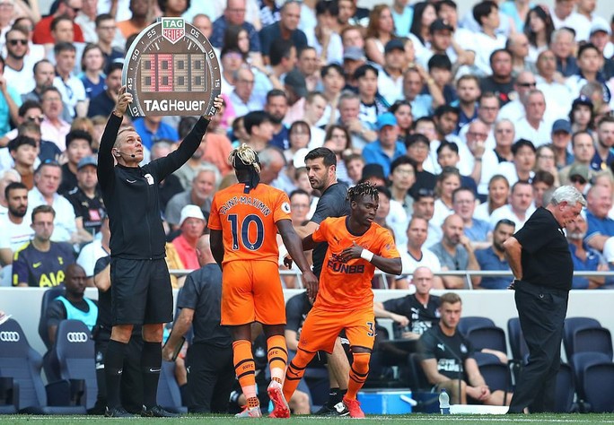 Tottenham thua sốc sân nhà, Man City trở lại ngôi nhì Ngoại hạng - Ảnh 1.