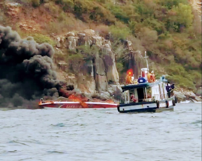 Ca nô đưa khách tham quan vịnh Nha Trang bốc cháy ngùn ngụt, 2 người phỏng nặng  - Ảnh 2.