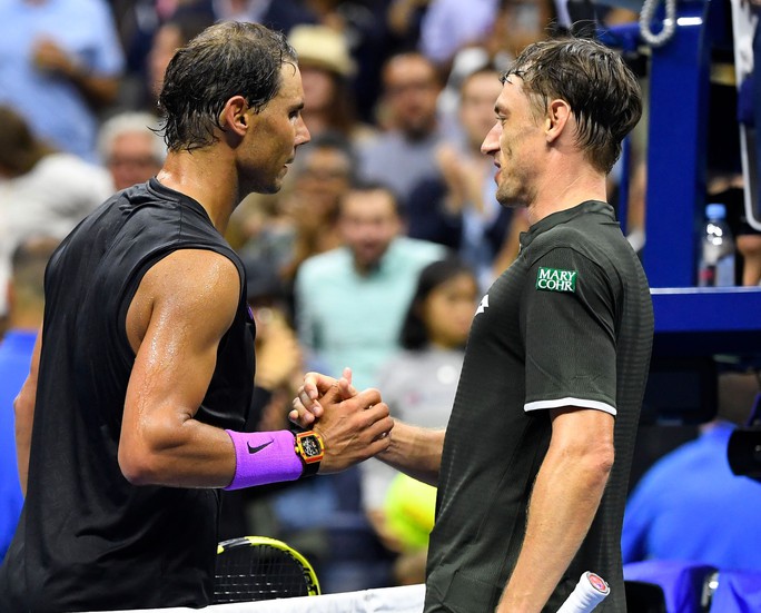 Nadal nhắn nhủ Federer, Djokovic bằng chiến thắng nhẹ ngày ra quân - Ảnh 1.