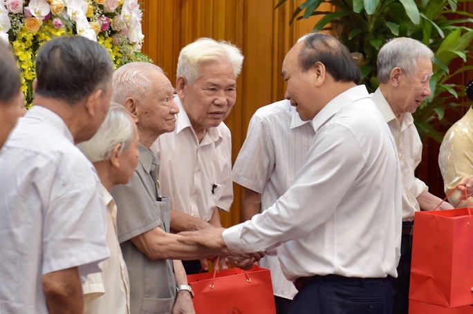 Thủ tướng nghe nhiều chuyện cảm động khi găp mặt các cán bộ trực tiếp bảo vệ Bác Hồ - Ảnh 2.