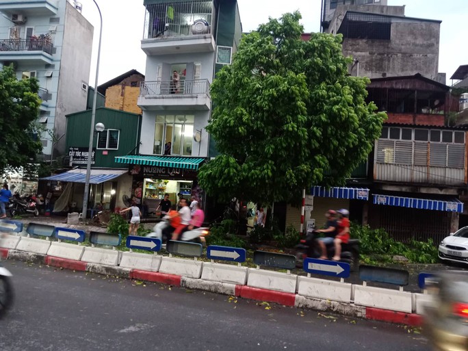 Ảnh hưởng bão số 4, Hà Nội mưa lớn làm đổ hàng loạt cây, 1 người chết - Ảnh 5. Ảnh hưởng bão số 4, Hà Nội mưa lớn làm đổ hàng loạt cây, 1 người chết - Ảnh 5.