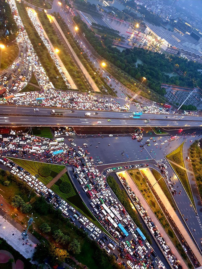 Ảnh hưởng bão số 4, Hà Nội mưa lớn làm đổ hàng loạt cây, 1 người chết - Ảnh 7. Ảnh hưởng bão số 4, Hà Nội mưa lớn làm đổ hàng loạt cây, 1 người chết - Ảnh 7.