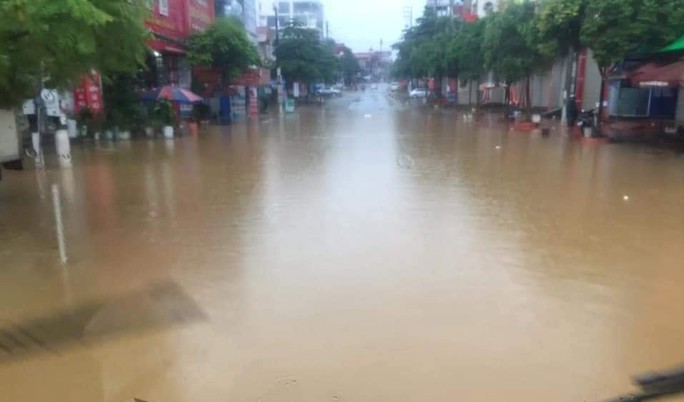 Nhiều tuyến đường ở Sơn La bị nhấn chìm do mưa lớn - Ảnh 5. Nhiều tuyến đường ở Sơn La bị nhấn chìm do mưa lớn - Ảnh 5.