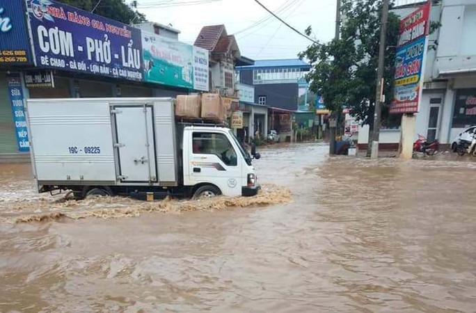 Nhiều tuyến đường ở Sơn La bị nhấn chìm do mưa lớn - Ảnh 8. Nhiều tuyến đường ở Sơn La bị nhấn chìm do mưa lớn - Ảnh 8.