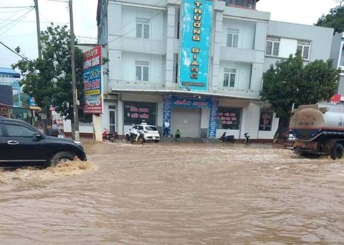 Nhiều tuyến đường ở Sơn La bị nhấn chìm do mưa lớn - Ảnh 9. Nhiều tuyến đường ở Sơn La bị nhấn chìm do mưa lớn - Ảnh 9.
