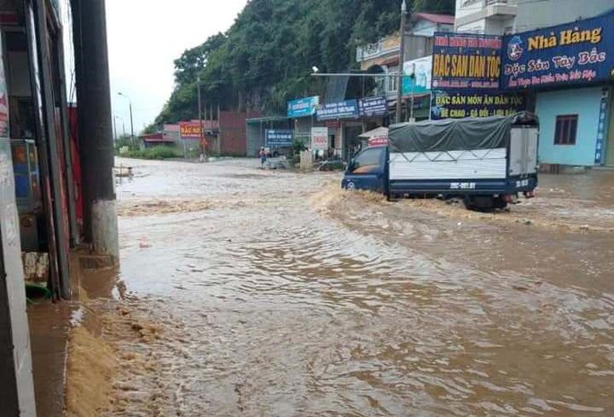 Nhiều tuyến đường ở Sơn La bị nhấn chìm do mưa lớn - Ảnh 10. Nhiều tuyến đường ở Sơn La bị nhấn chìm do mưa lớn - Ảnh 10.