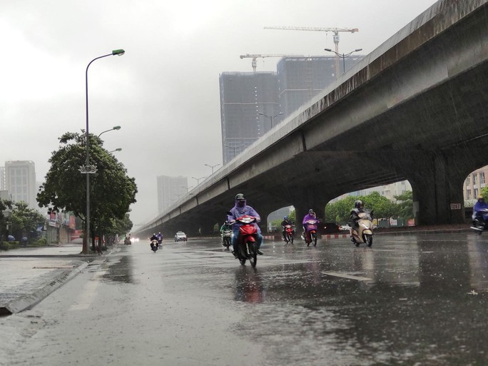 Hà Nội: Mưa rất to, cây cối đổ la liệt do ảnh hưởng bão số 3 - Ảnh 4. Hà Nội: Mưa rất to, cây cối đổ la liệt do ảnh hưởng bão số 3 - Ảnh 4.