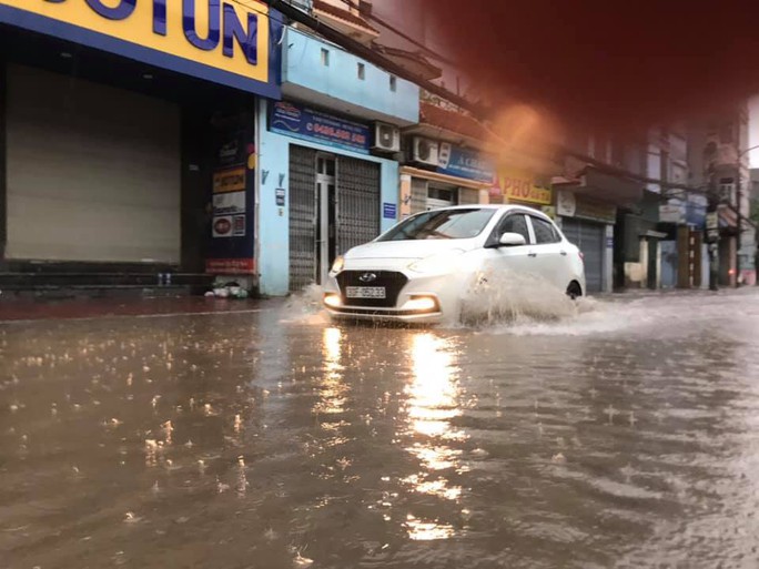 Hà Nội: Mưa rất to, cây cối đổ la liệt do ảnh hưởng bão số 3 - Ảnh 10. Hà Nội: Mưa rất to, cây cối đổ la liệt do ảnh hưởng bão số 3 - Ảnh 10.